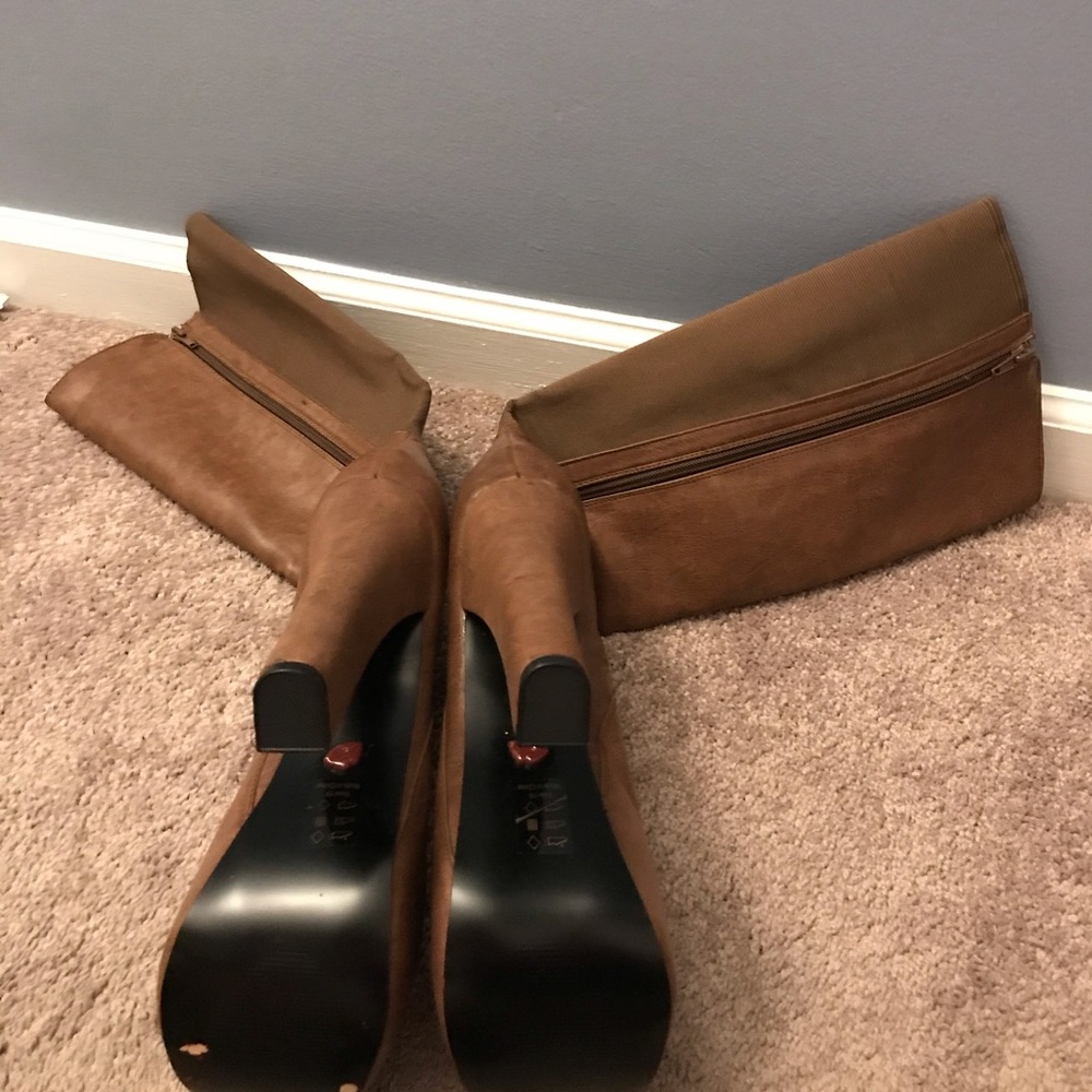 BRAND NEW! Brown Heel Boot.